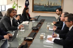 Corfo y SQM sostienen reunión para abordar Estrategia Nacional del Litio