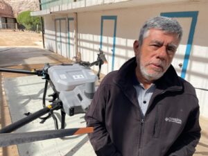 Arica y Parinacota: Agricultor de Camarones invirtió en tecnología para fertilizar y fumigar cultivos de alfalfa