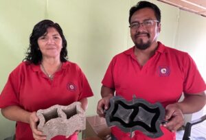 Arica y Parinacota: Recicladora de base se sumó a innovar y creó ladrillo con residuos de cartón